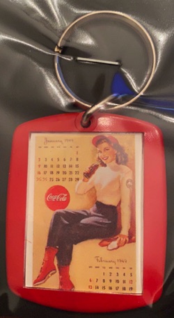 93227-1 € 2,00 coca cola sleutelhanger dame met kalender.jpeg